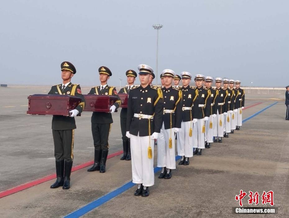 中国礼兵手捧烈士棺椁登上运20专机_邢海明_国旗_仁川