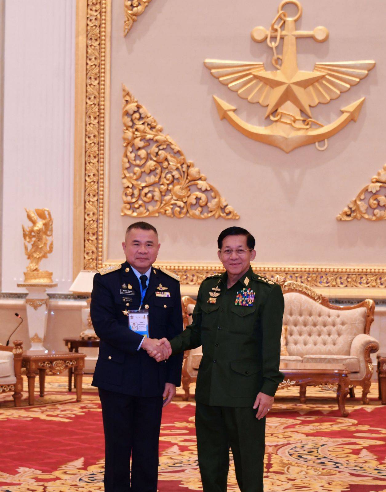 缅军总司令敏昂莱大将会见泰国皇家空军司令率领的代表团