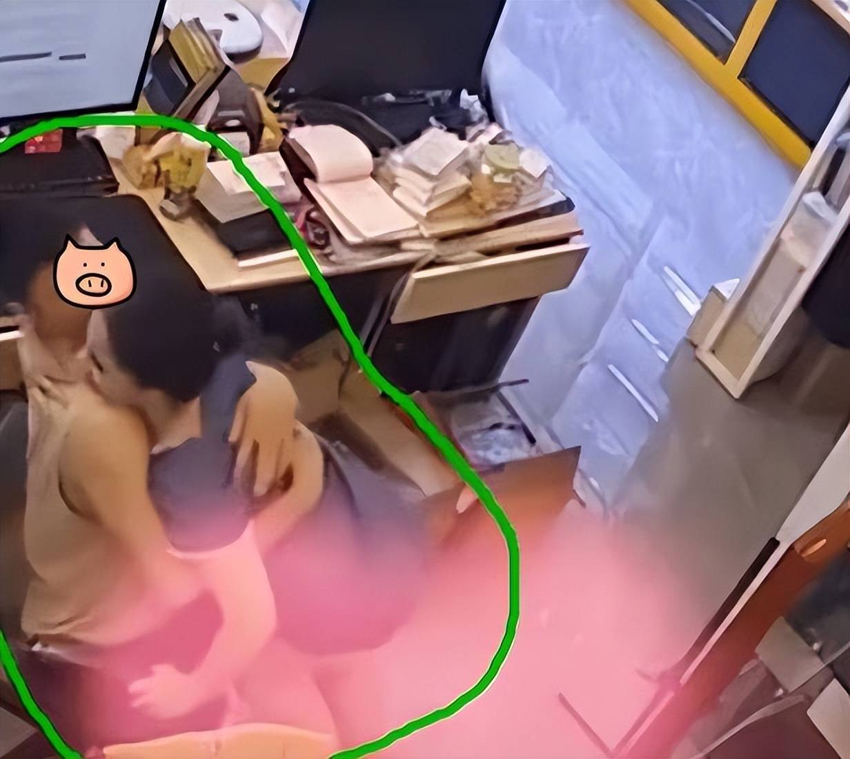 妻子经常支使丈夫外出,独留自己与男员工守店,丈夫装监控后崩溃_公司