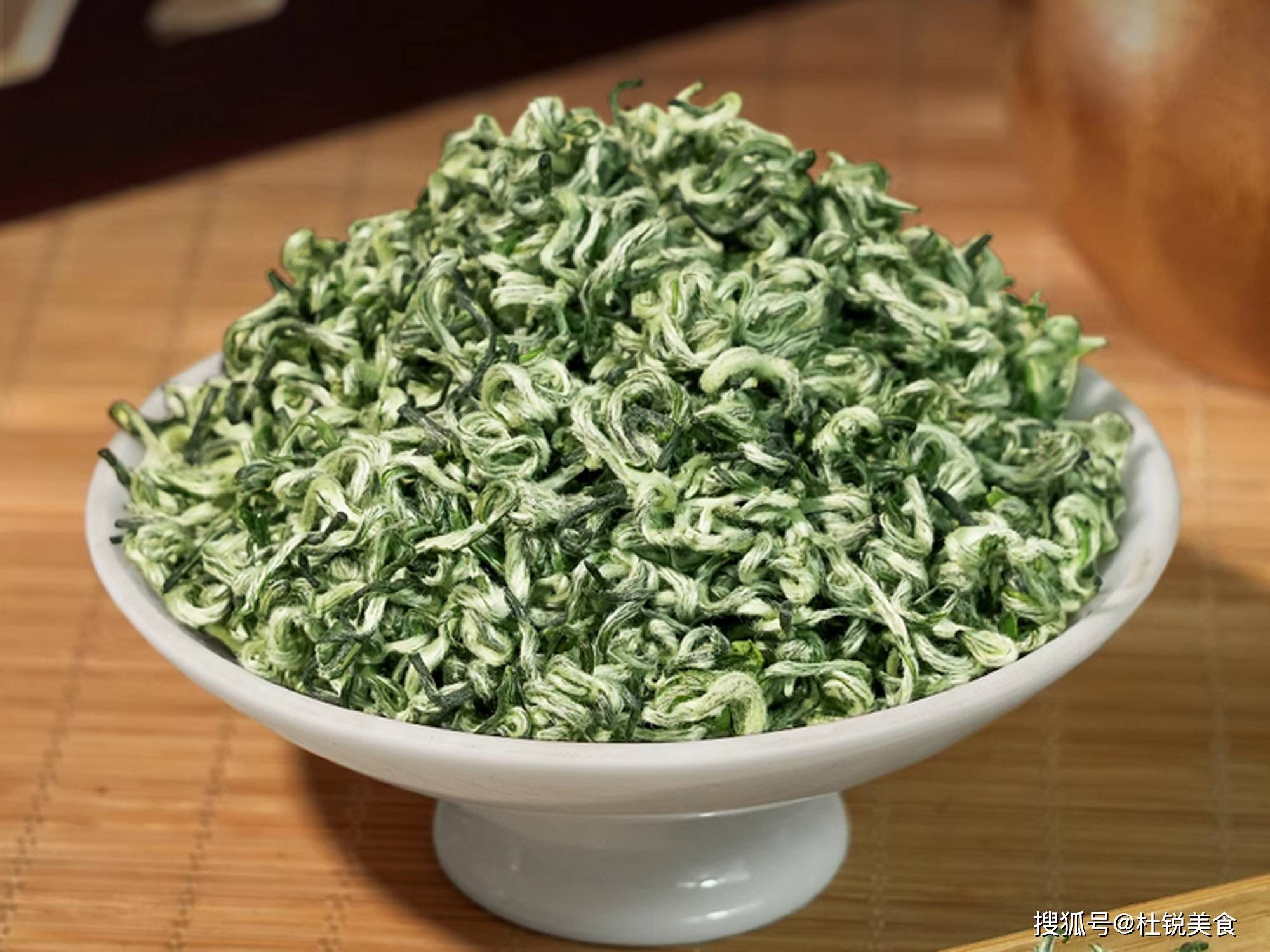 都匀毛尖产自于贵州省都匀市,位列贵州三大名茶,也是我国著名的绿茶