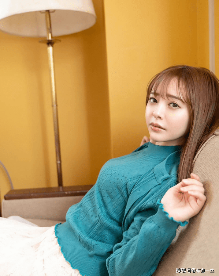 小仓由菜,1998年出生于神奈川县,2017年底正式出道.