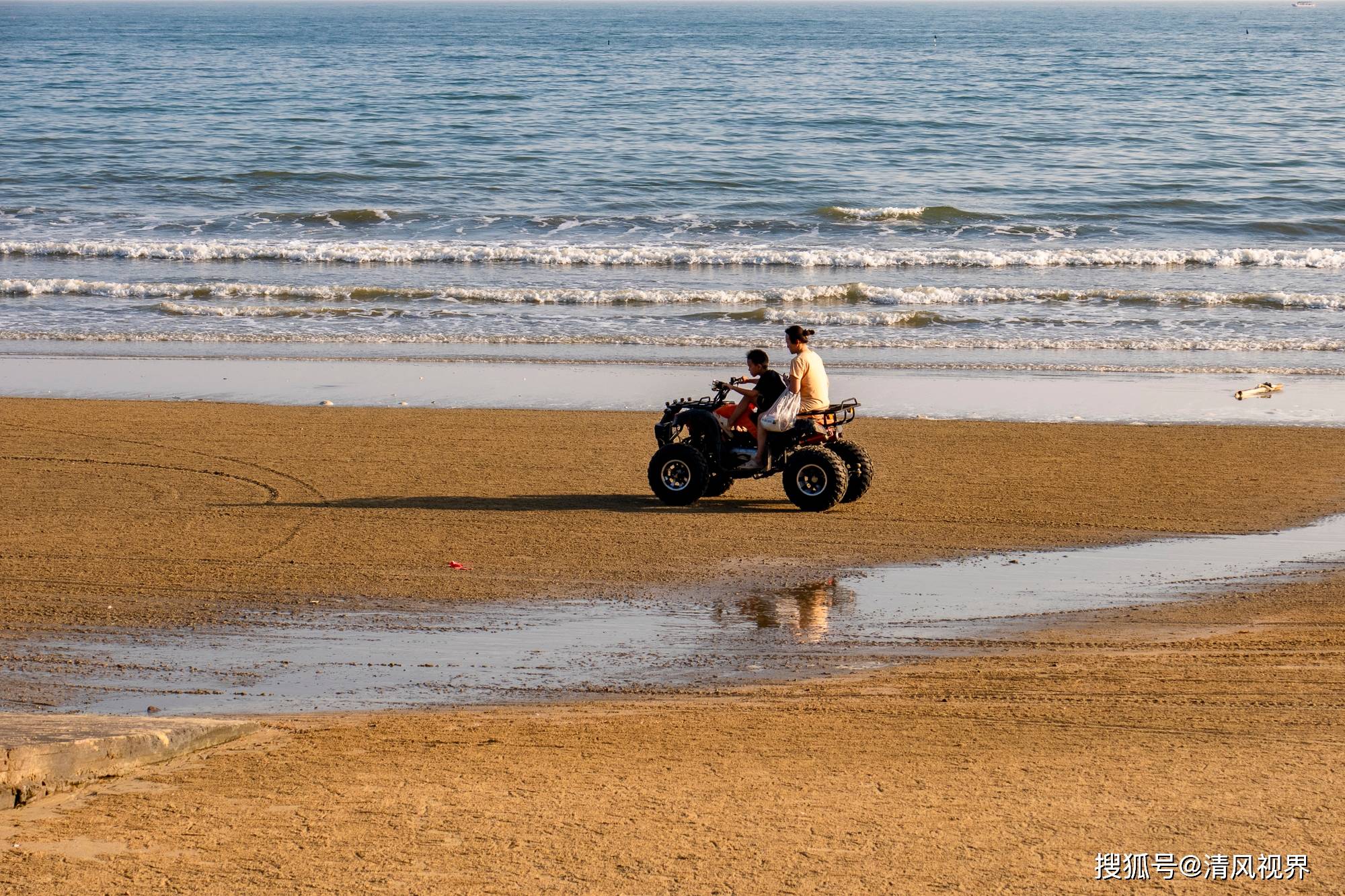 游客们可以在这里欣赏到金滩的壮丽景色,体验水上运动的刺激,感受京族