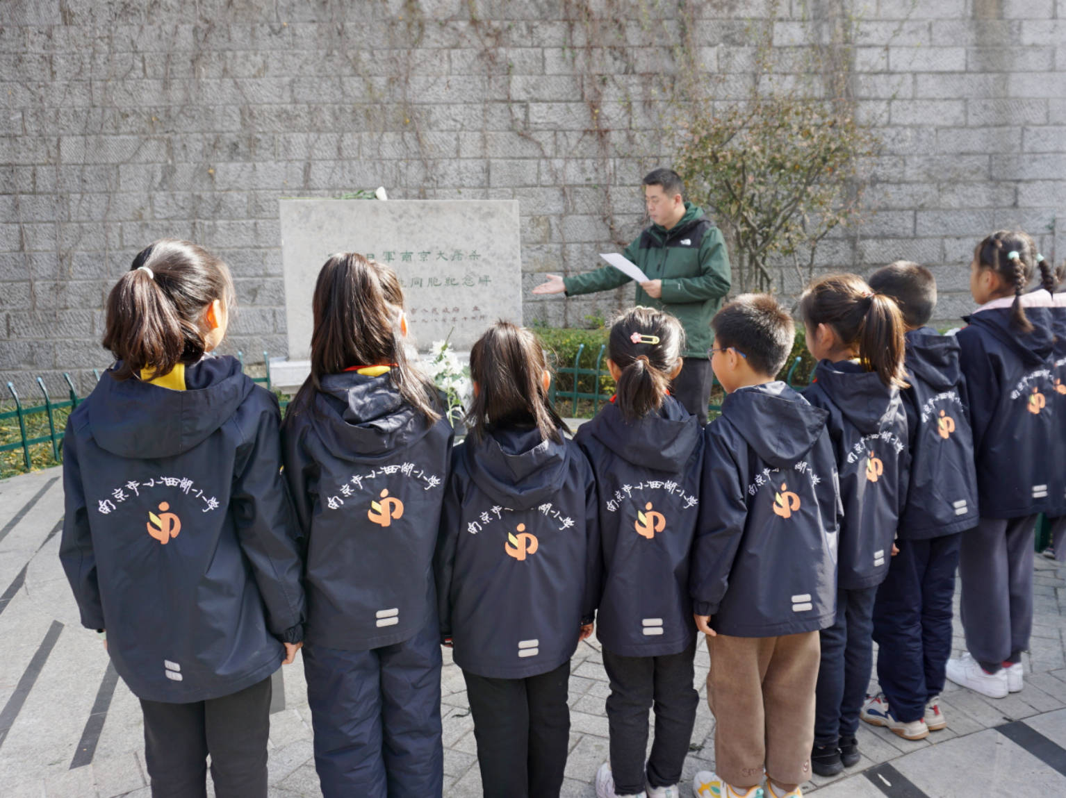 南京市小西湖小学二(2)班飞跃红领巾学习小队 正觉寺遇难同胞丛葬地