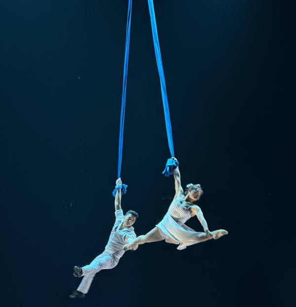 法国首演,大连杂技团燃爆全场_演出_观众_中国