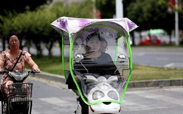 电动车装"遮阳伞"被罚,大爷怒问交警:难道拆下来就安全了?