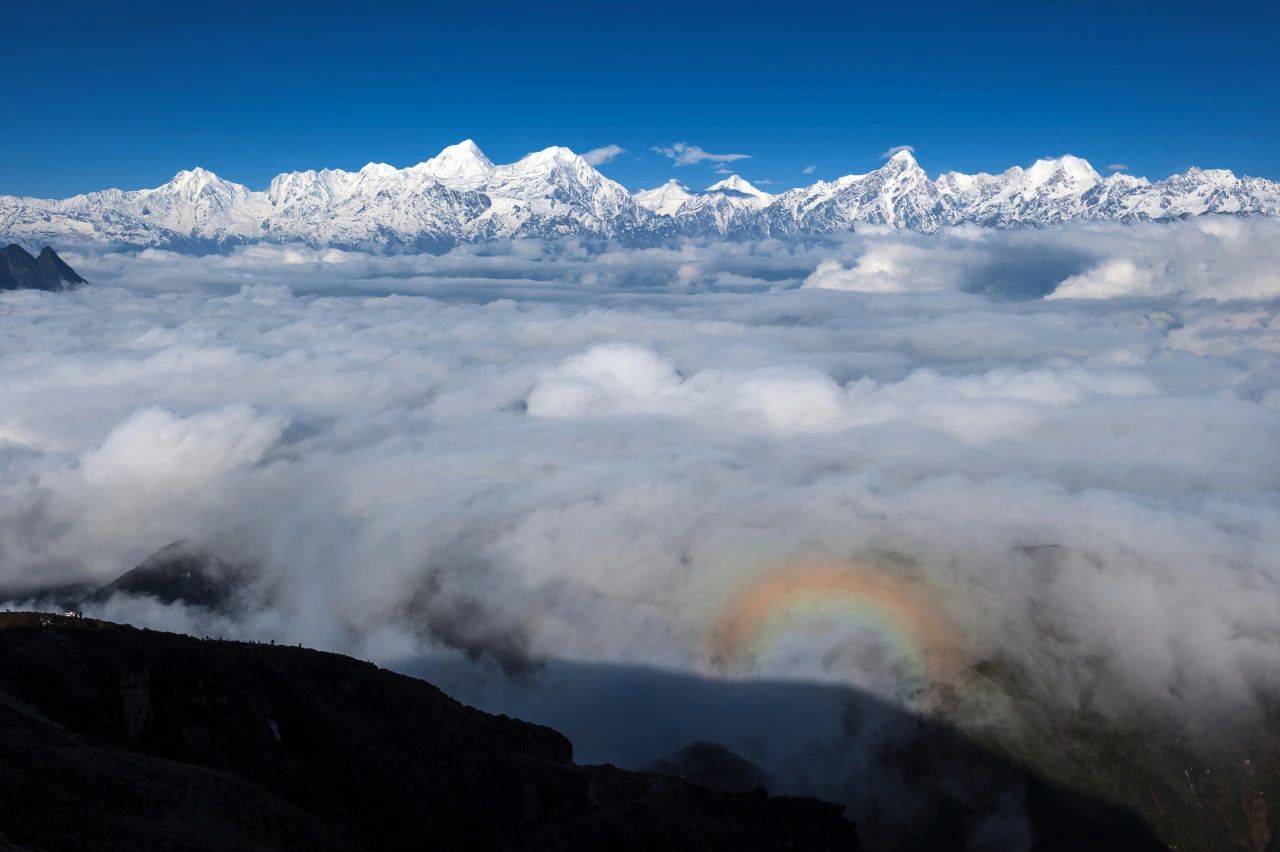 山顶房车露营 六绝美景尽览住在云海里 睡在星空下中国牛背山 绝佳