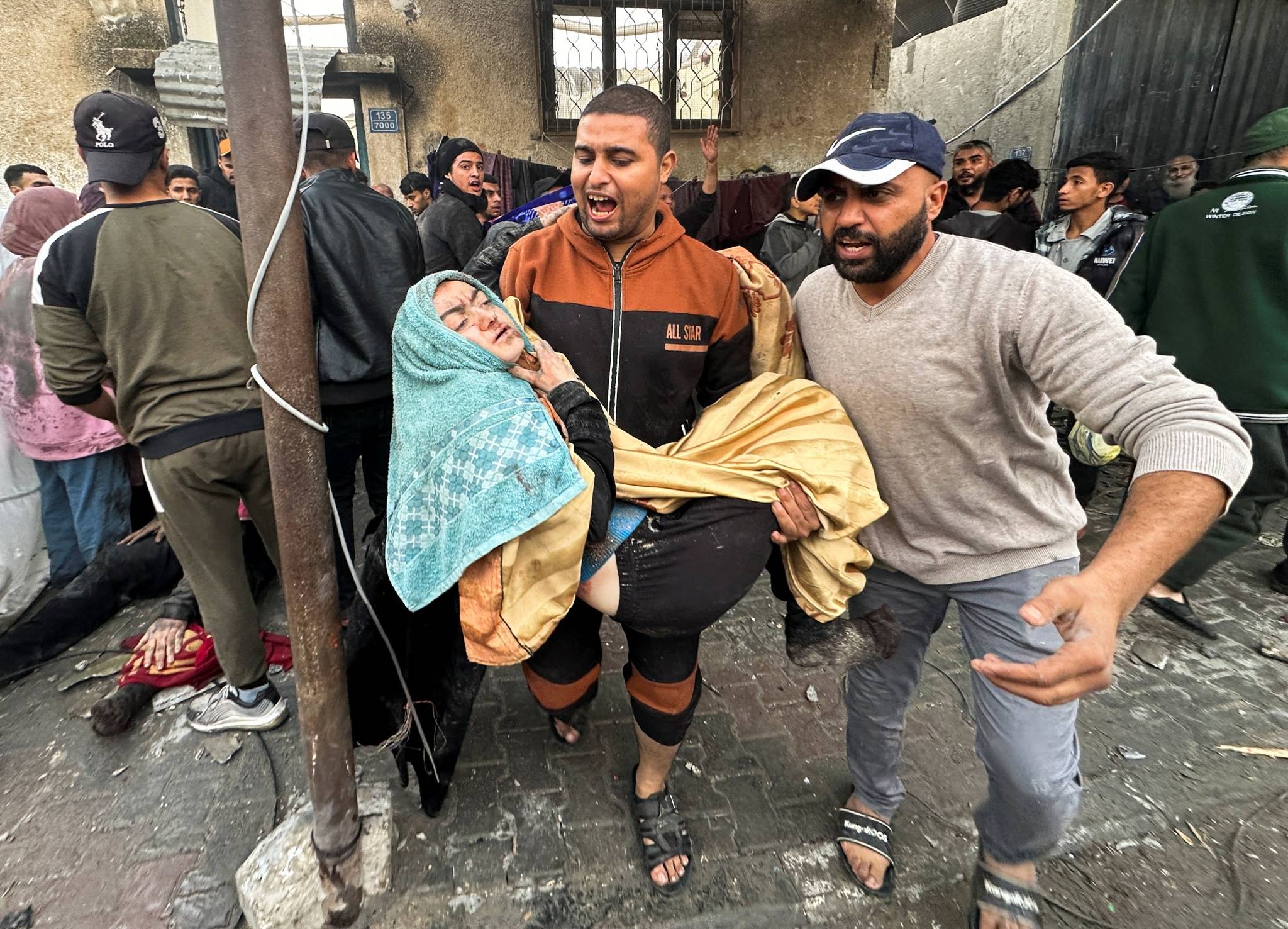 （国际）巴以冲突已致逾4000人死亡_新华社_加沙地带_救援