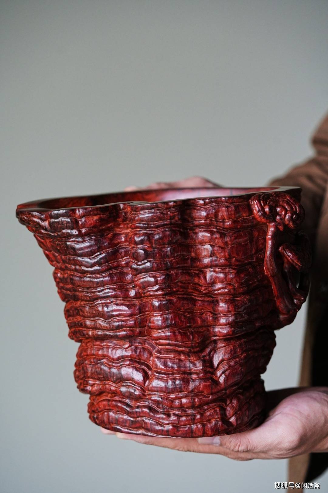 文房佳作,灵芝瑞云,小叶紫檀笔筒