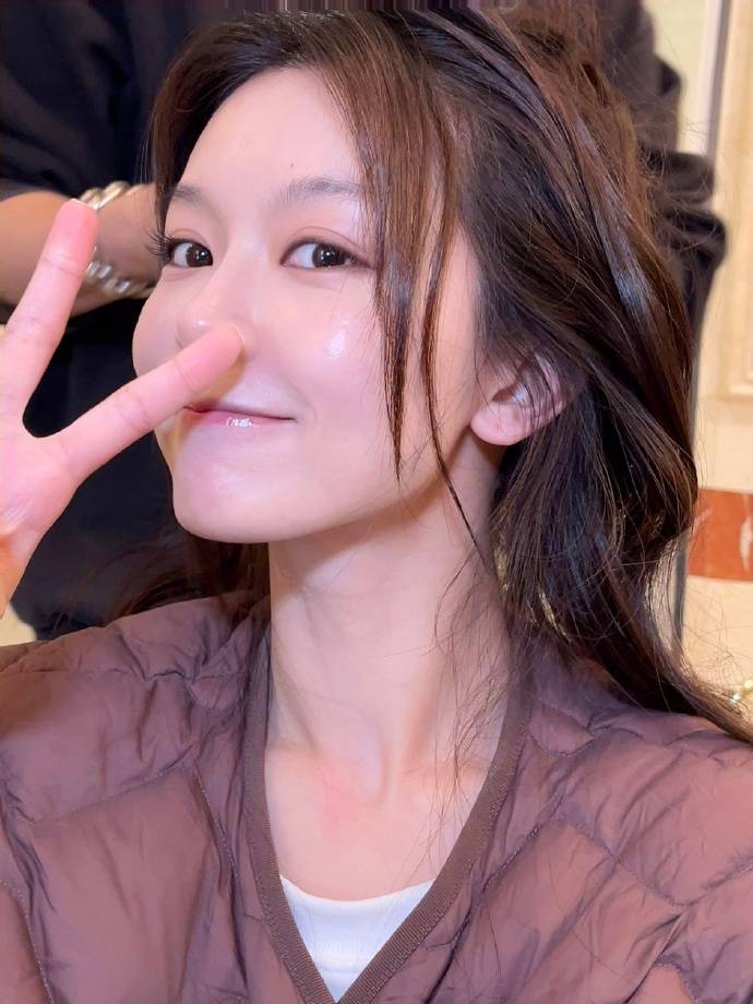 文咏珊星光大赏闪闪开工 对镜比耶气质清纯_化妆_花絮_小猫