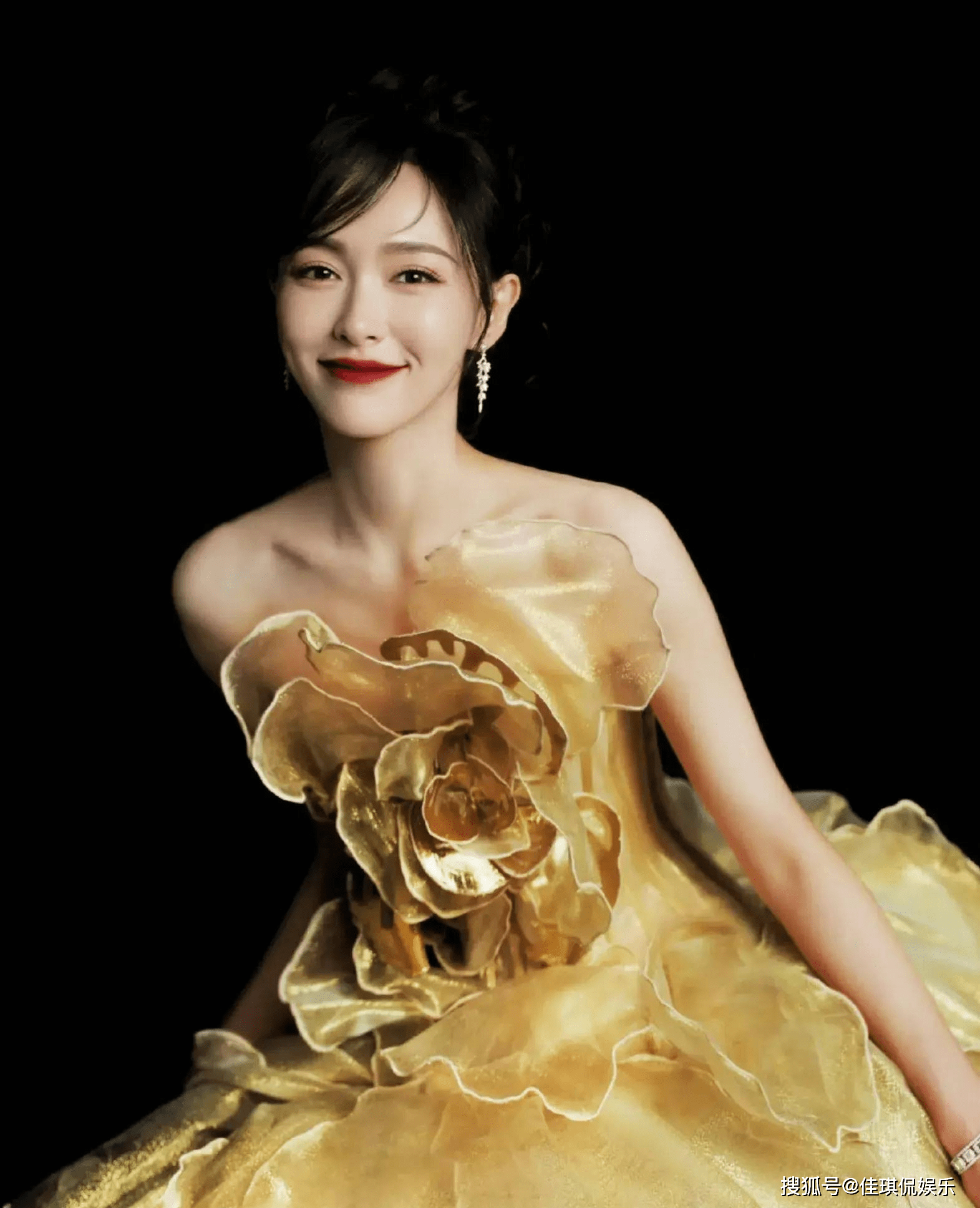 唐嫣这次星光大赏造型好美,繁花穿身上,金色长裙高定礼服太抢眼_花朵