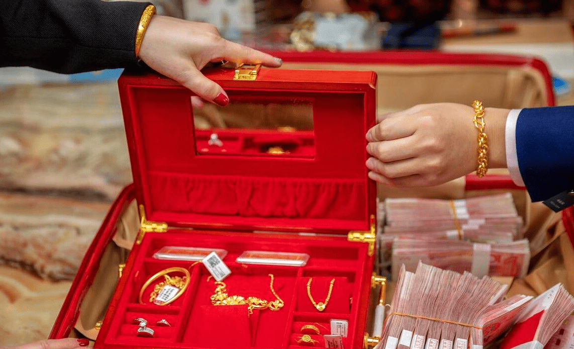 女子与对象商量婚事,彩礼要18万8,对象:是把我当成摇钱树了?