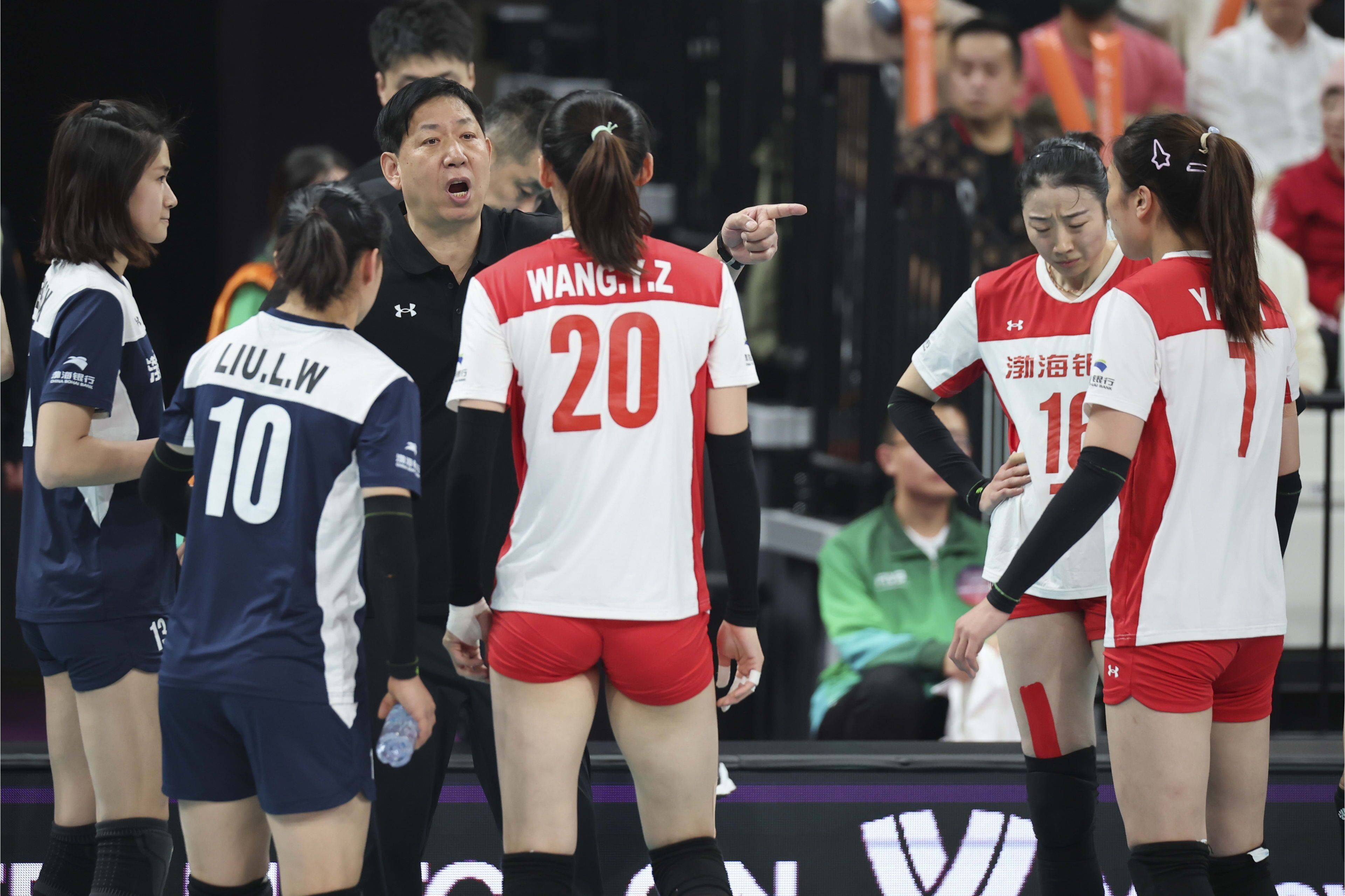 女排世俱赛-王宝泉摘铜追平郎平纪录 李盈莹入围最佳揽第2主攻_土耳其