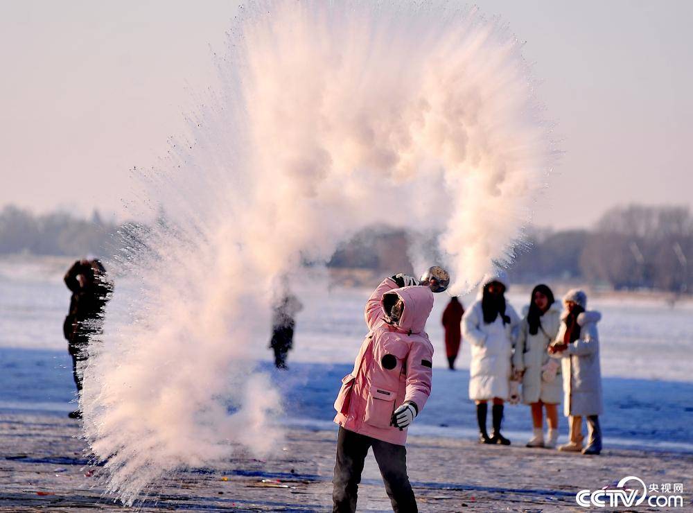 羡慕哭南方人!北方多地体验“泼水成冰”乐趣_游客_漠河_视觉
