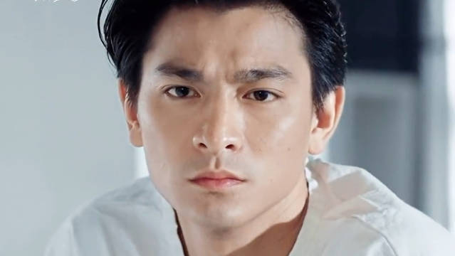 1982年的《猎鹰》,当时刘德华才21岁,还有些青涩感,这也是刘德华第一