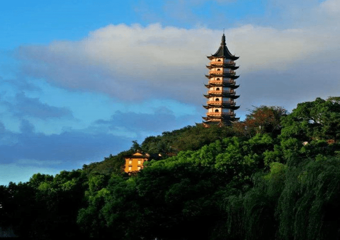 其中的仙佛谷景區,位於達蓬山森林公園內,包含了中國徐福文化園,佛跡