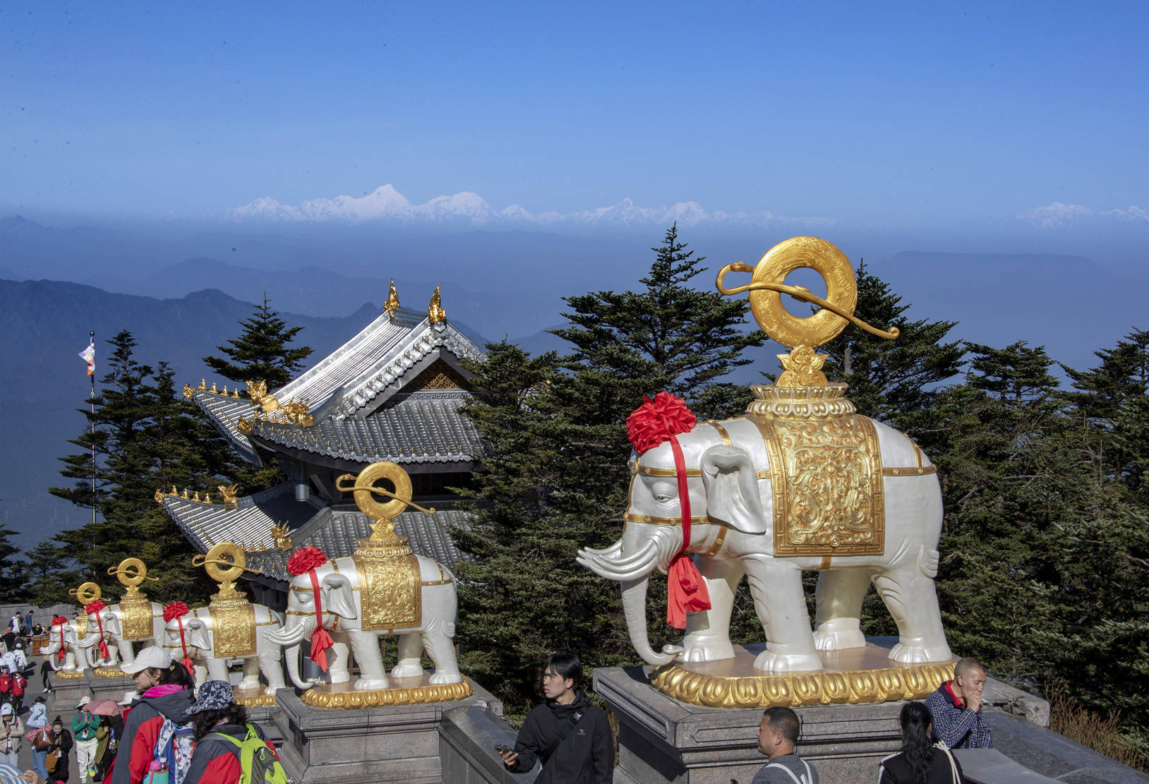 2023年4月16日,四川省樂山市峨眉山風景區景色旖旎,旅遊持續升溫,如詩