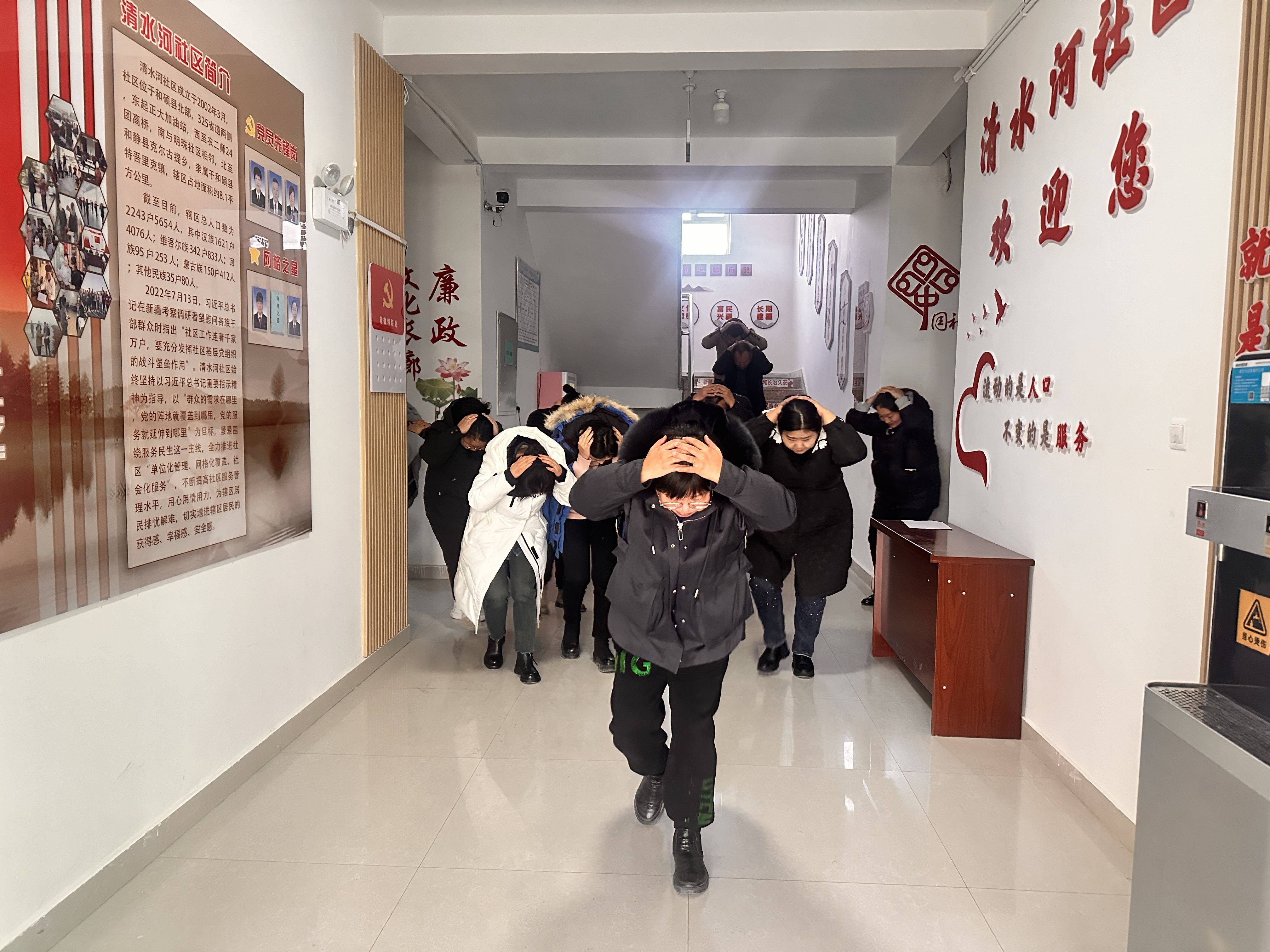 和硕县特吾里克镇清水河社区开展地震应急疏散演练活动