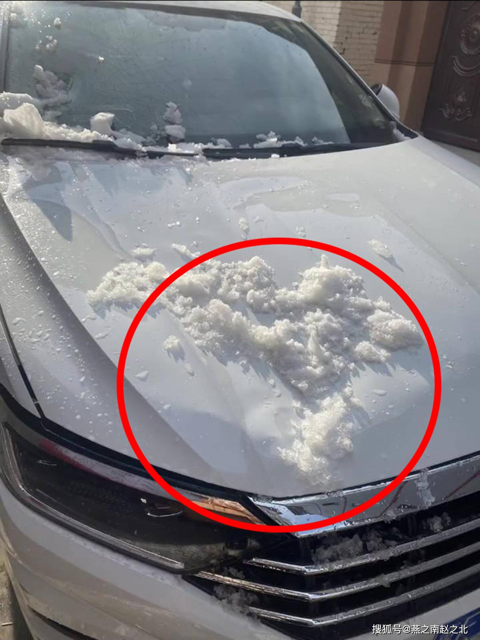 保定天降大雪块砸坏停放的轿车近日气温回升这几件事儿可得注意