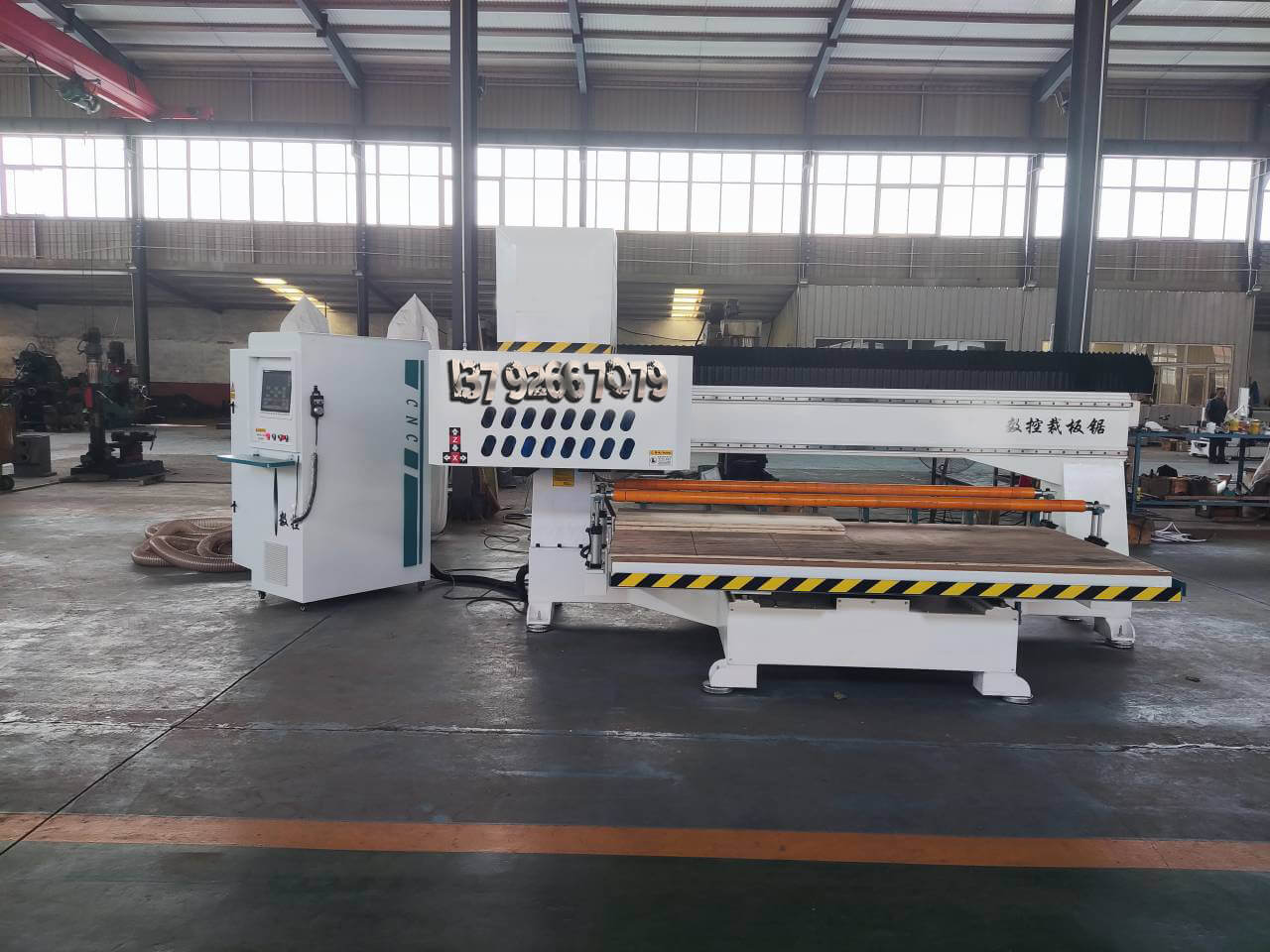 数控裁板锯 电脑往复锯的切割精度非常高_进行_工作_方向上
