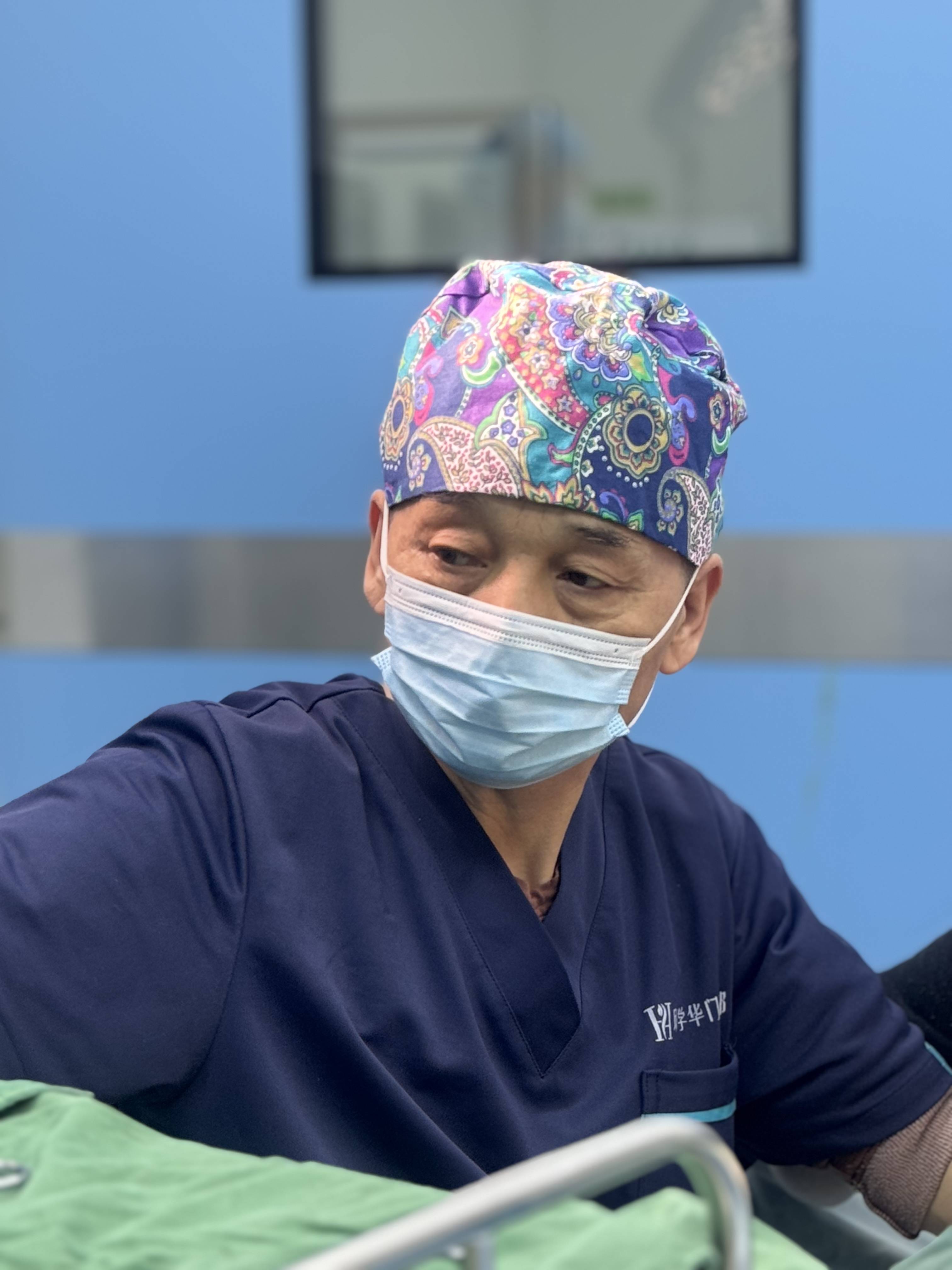 邱学华教授在临床手术这位精神焕发的六旬医生,至今仍工作在一线,他