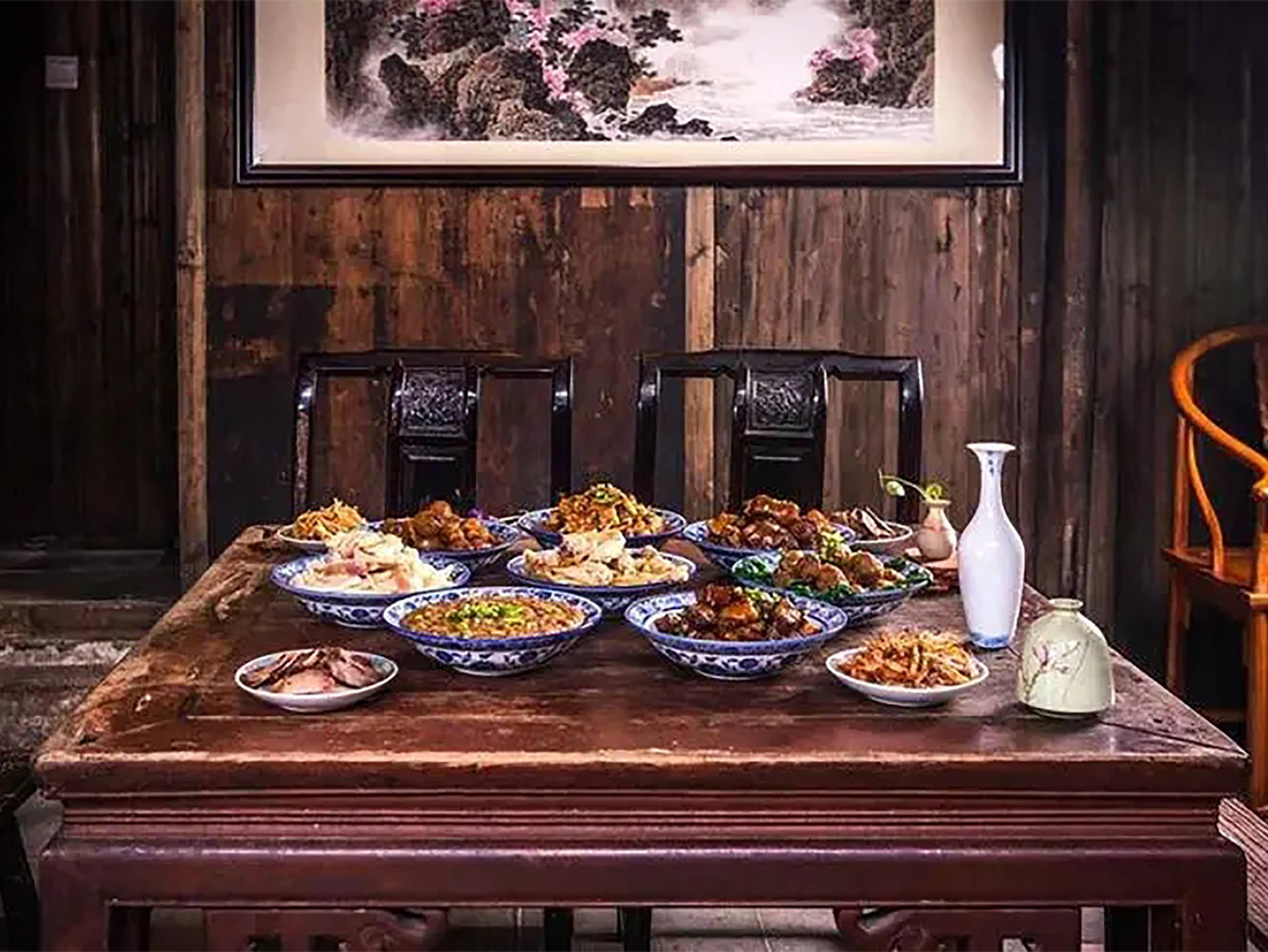 是午饭了,像我小时候在老屋里吃饭时一样的八仙桌,非常丰盛的一桌酒席