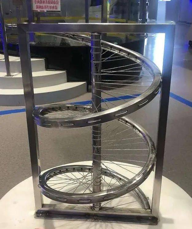 而这件展品包含了3个不同模型分别是正螺面,单页双曲面及双曲抛物面