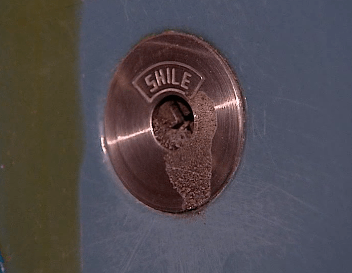 事发鞍山:七旬老人一月内三次被堵锁眼!直到按了摄像头...._杨大爷