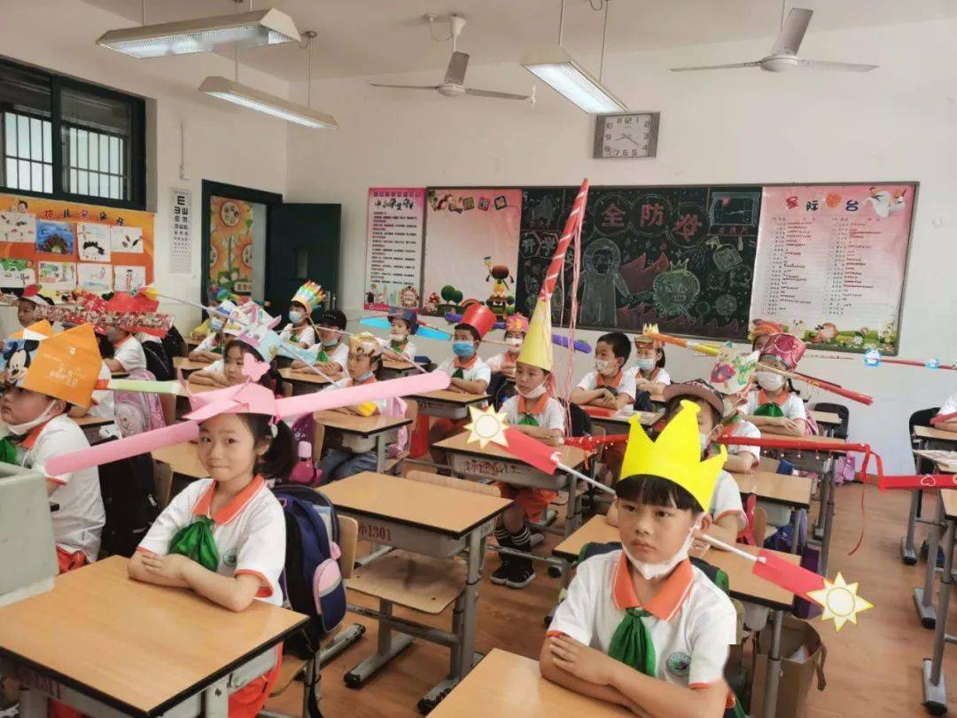 复学前,实验小学要求学校一年级的学生和家长一起动手制作"一米帽"