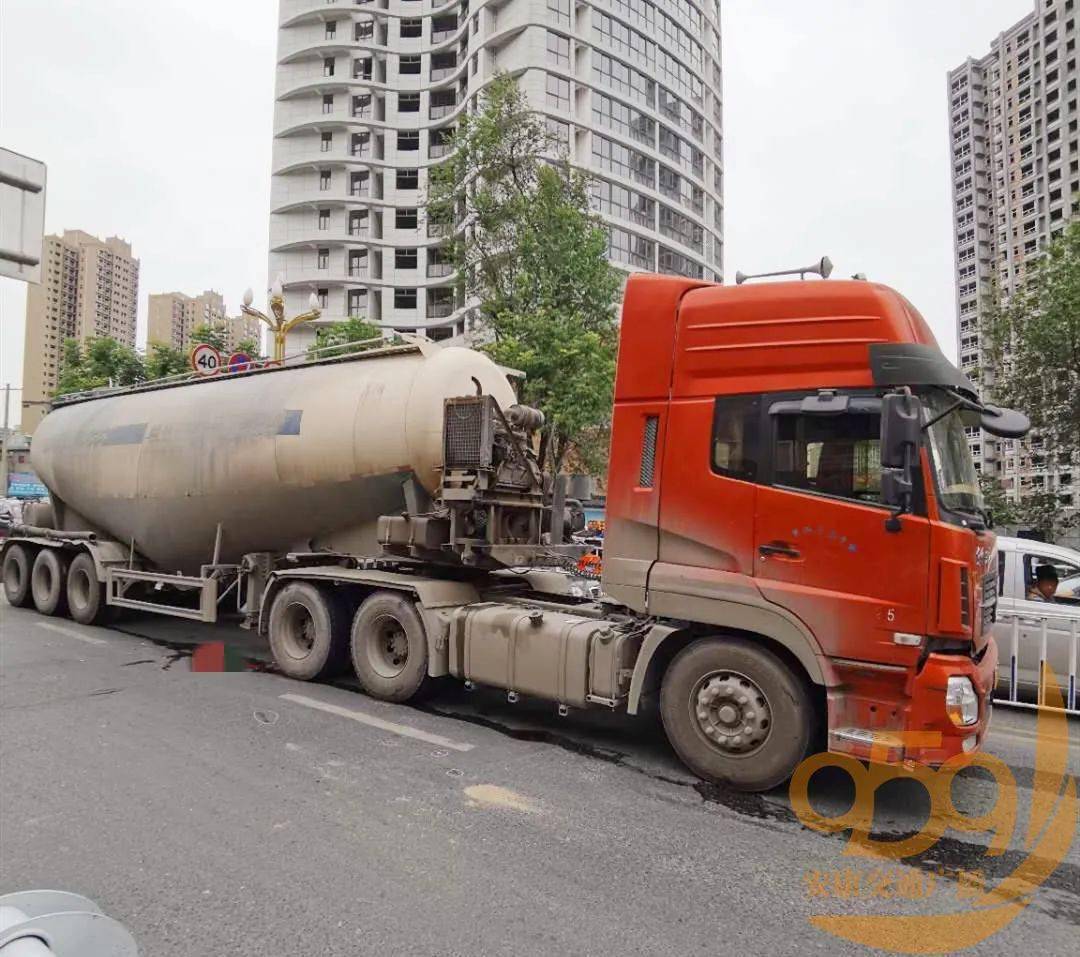 目前,水泥罐車駕駛員已被警方控制.事故具體原因,還有待進一步調查.