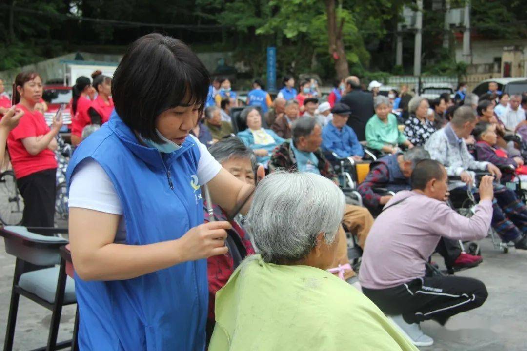 遵义市义工联合会与遵义市萤火虫公益协会联合举办"敬老扶苗"公益活动
