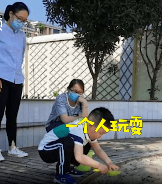 则紧张地挠头不安地跺脚……隔着屏幕都能感觉到小男孩的忧桑小朋友