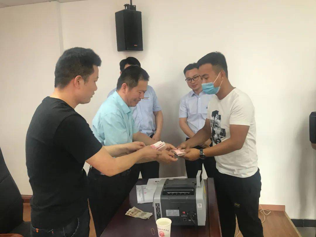 刚刚,45万现金被领走!阜阳这些人赶到现场