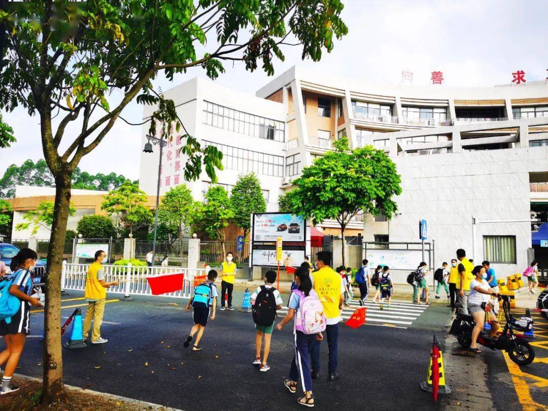 " --香市小学家长志愿服务队开展护学值日岗活动!