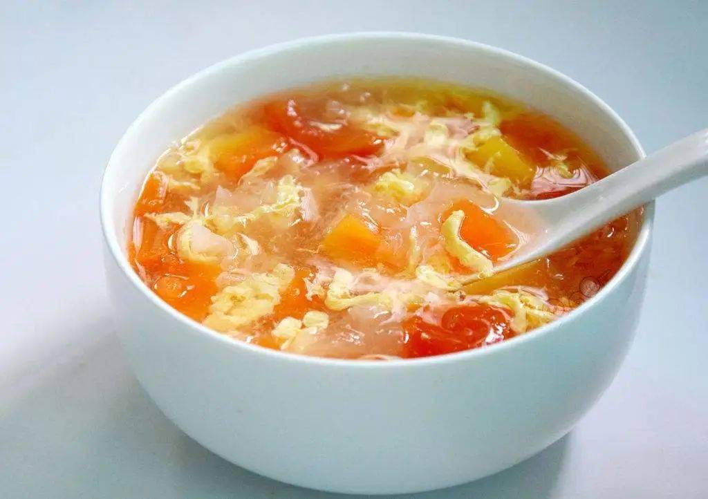 三,瓜条蛋花汤 西瓜皮削去外层青皮,白色部分切成细条,番茄切片,鸡蛋