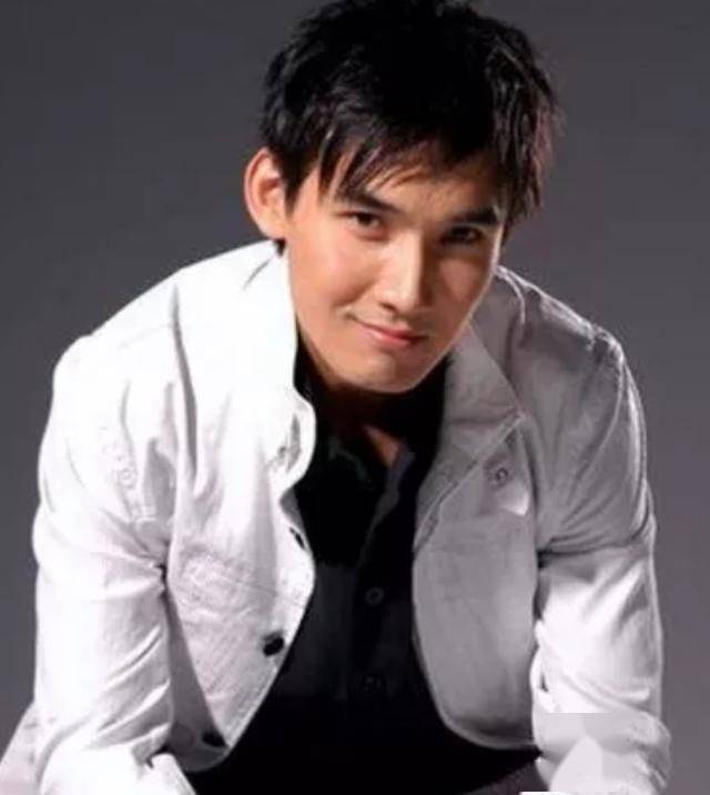 49岁陈松伶近照曝光,与小8岁老公十指紧扣走路,小腹凸起很惹眼_张铎