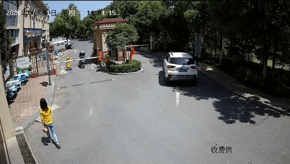 下午14:02 外卖骑手到达小区门口小区监控画面 ↓↓↓这个视频迅速