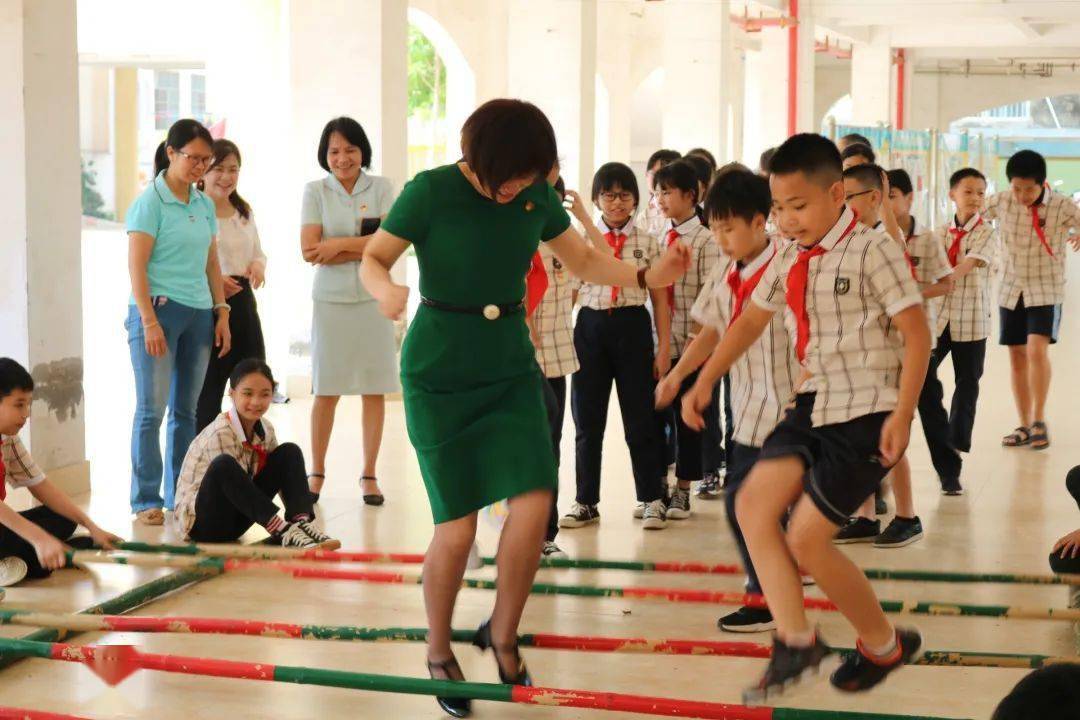 南宁市兴宁区九曲湾小学举行壮汉双语教学实验学校揭牌仪式