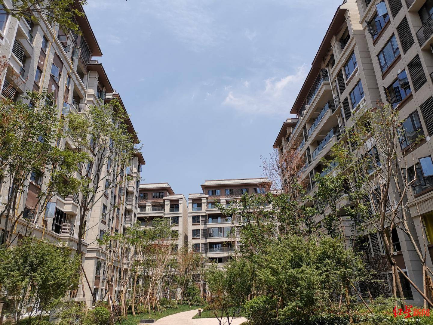 6月3日,西昌市有关领导及多个职能部门负责人来到兰台府小区,走进王