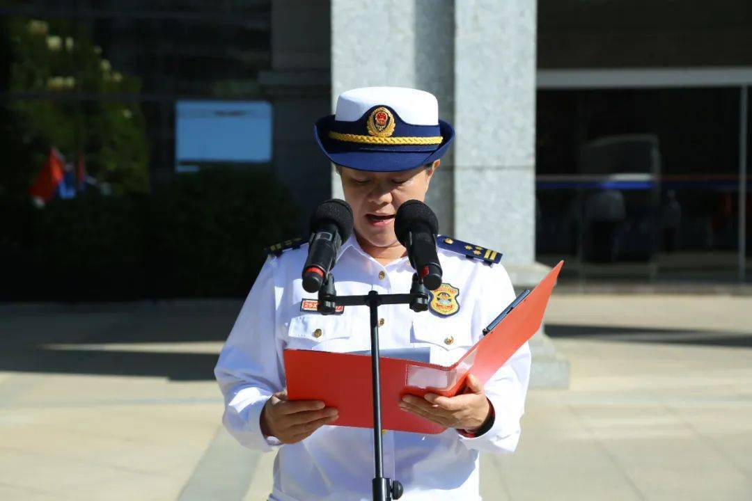 仪式由总队杨瑞新副总队长主持,总队政治部赵映琦主任宣读了《关于
