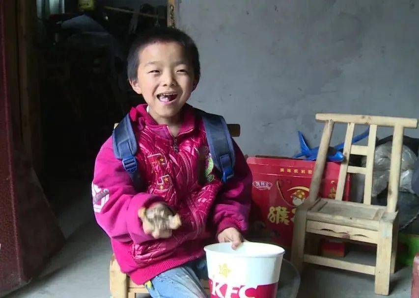 湖南丨心疼爸爸去世妈妈不要他这个8岁男孩却还是