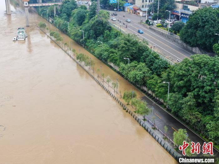 广西柳州洪水漫上道路市民钓鱼捞鱼取乐