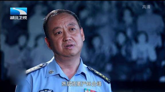 走进老艺术家阎肃的家在这个破旧藤椅上写出1000多首经典作品