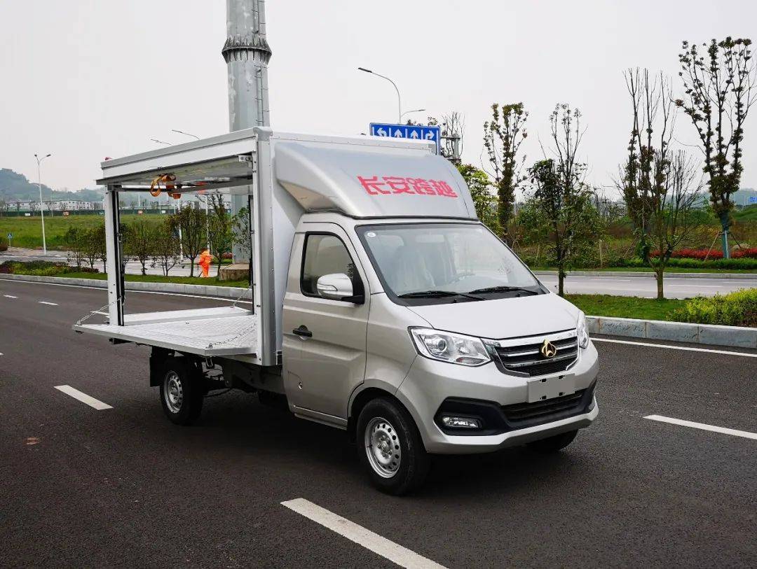 长安跨越地摊经济中的扛把子长安跨越翼展式售货车来了