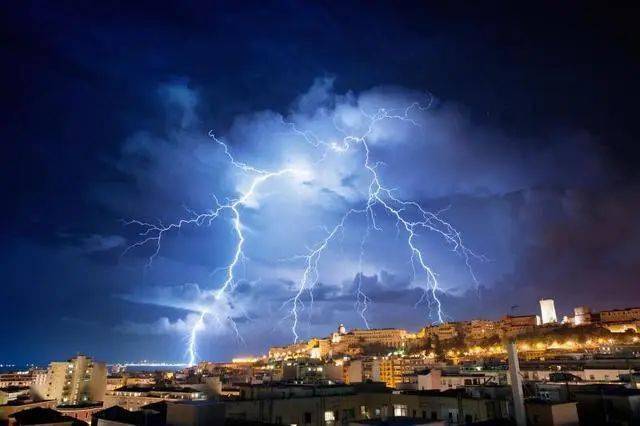 安顺解除雷电黄色预警iii级较重但还是会有暴雨来袭大家注意
