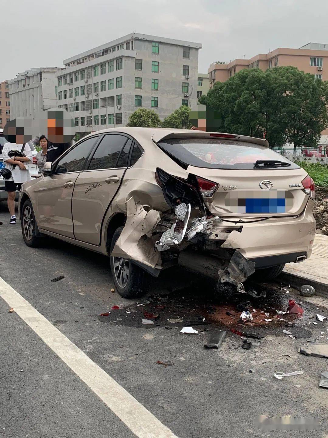 龙港一女司机错把油门当刹车,悲剧了.