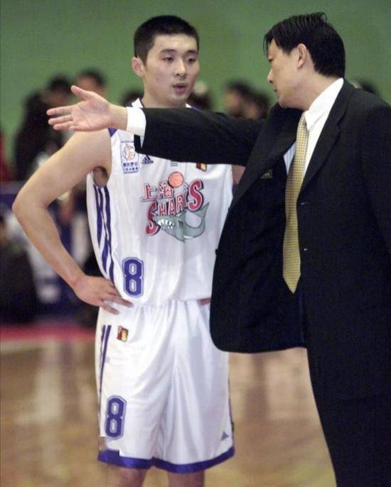 姚明刘炜兄弟之情依旧在相逢一笑泯恩仇