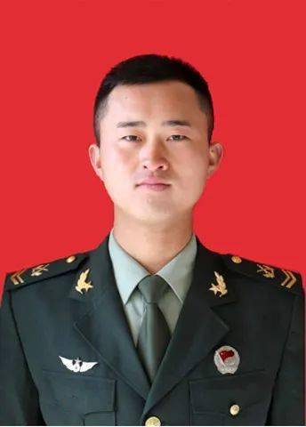 男,汉族,河南商丘人,2009年12月入伍,上士军衔,现任陆军31602部队机械