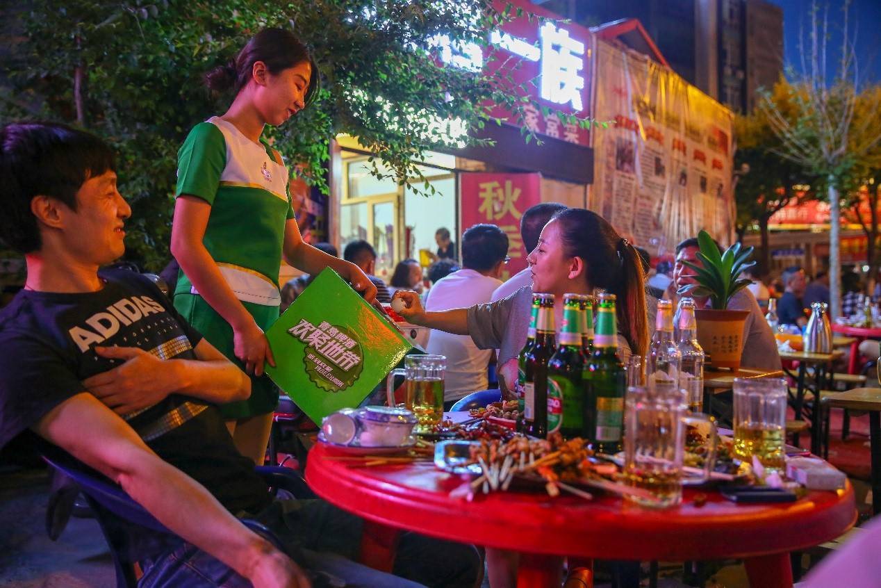 从南到北趁夜一起啤当青岛啤酒端起来时夜生活又回来了