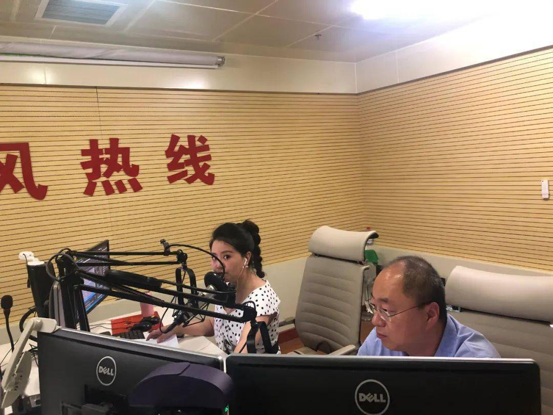 黎城县委常委常务副县长申晓峰参加党风政风热线节目与广大听众互动