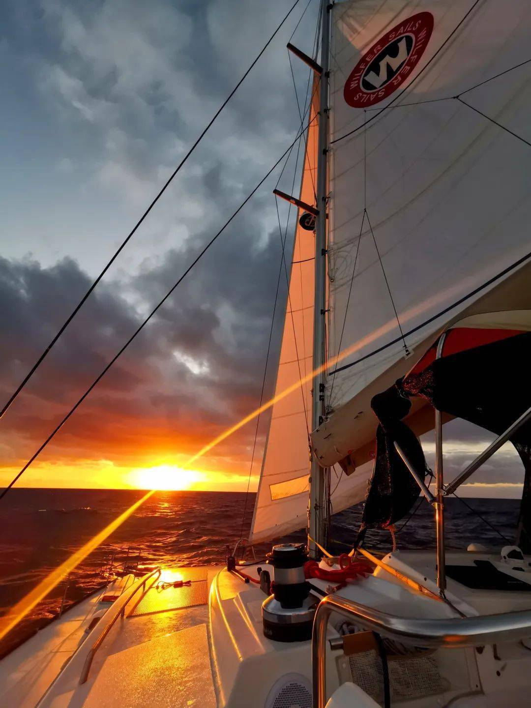 青岛梦想号双体帆船圆满完成环球航行英雄船长徐京坤即将凯旋归来